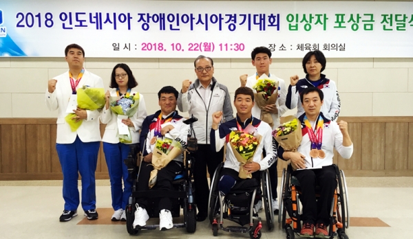 울산시장애인체육회는 22일 체육회 회의실에서 '2018 인도네시아 장애인아시아경기대회' 입상자 포상금 전달식을 개최했다.