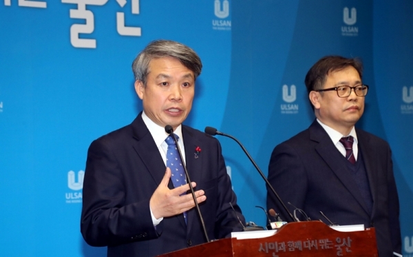 2일 시청 프레스센터에서 김석진 행정부시장이 2019년 상반기 정기인사 5급이상 인사발령사항에 대한 브리핑을 하고 있다.