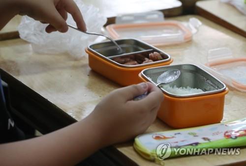 급식 대신 도시락[연합뉴스 자료사진]