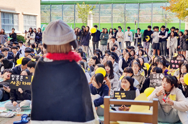 울산 남목고등학교는 지난 6일 소녀상 건립 2주년을 기념하는 제2차 교내 수요집회를 진행했다.