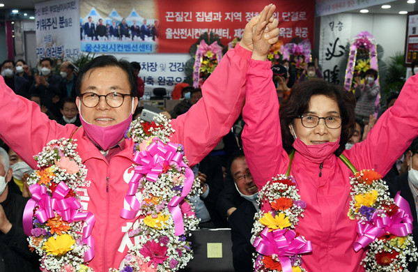 제21대 국회의원 선거 울산 남구갑 미래통합당 이채익 후보가 15일 오후 자신의 선거사무소에서 당선이 확실시된다는 개표 방송을 본 뒤 꽃다발을 목에 걸고 환호하고 있다.