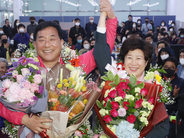 제21대 국회의원 선거 울산 중구 미래통합당 박성민 후보가 자신의 선거사무소에서 당선이 확실시된다는 개표 방송을 본 뒤 꽃다발을 목에 걸고 환호하고 있다.
