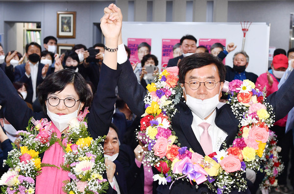 제21대 국회의원 선거 울산 울주군 미래통합당 서범수 후보가 자신의 선거사무소에서 당선이 확실시된다는 개표 방송을 본 뒤 꽃다발을 목에 걸고 가족과 함께 환호하고 있다.