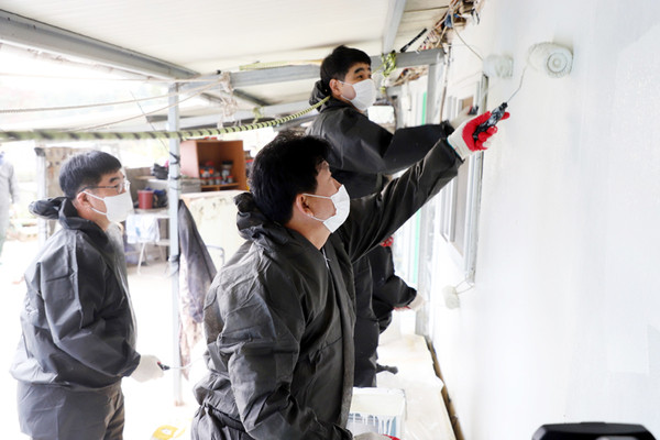 6일 박태완 중구청장과 문병용 울산농협 본부장이 외벽에 페인트칠 작업을 하고 있다.