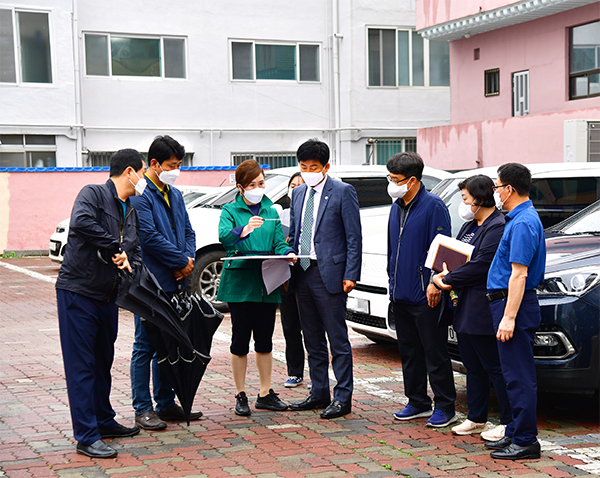 시설현대화사업이 진행되고 있는 전통시장을 점검중인 박태완 중구청장