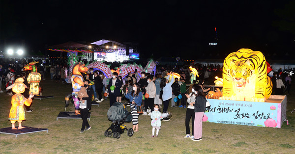 불기 2566년 부처님 오신 날을 맞아 ‘2022 태화강 연등축제’가 22~24일 태화강 국가정원 둔치에서 시민들이 참석한 가운데 열렸다.