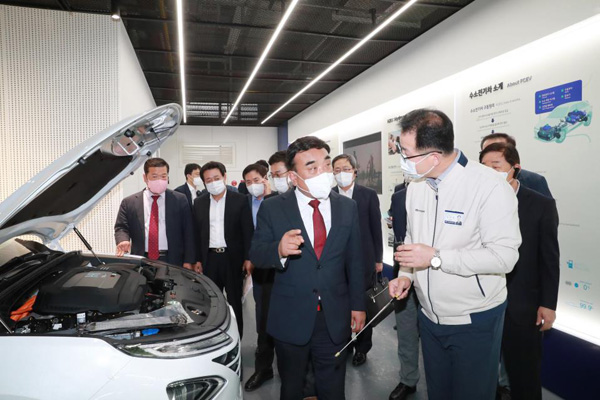 김두겸 울산시장이 취임 전인 지난달 15일 현대자동차 울산공장을 방문해 회사 관계자와 대화를 나누고 있다.
