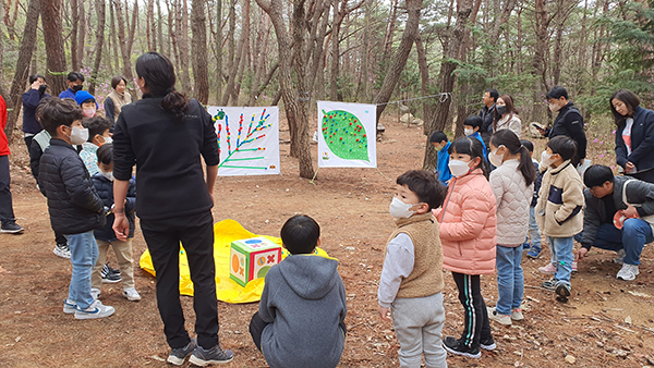 강북교육지원청이 지난 25일 진행한 너나들이 가족체험에 참여한 가족들이 프로그램을 즐기고 있다.