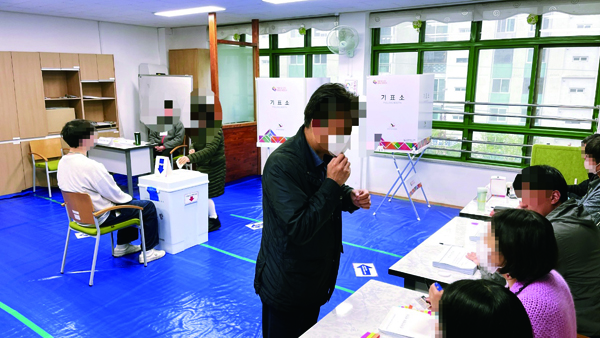 4·5재보궐선거일인 5일 오전 울산 남구 옥동 제1투표소로 마련된 남산초등학교에서 유권자들이 투표용지를 받고 있다.
