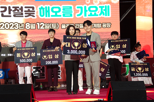 대상 수상자인 장윤서군이 본보 이두남 대표로부터 우승상금 300만 원과 트로피를 전달받고 기념촬영 하고 있다.