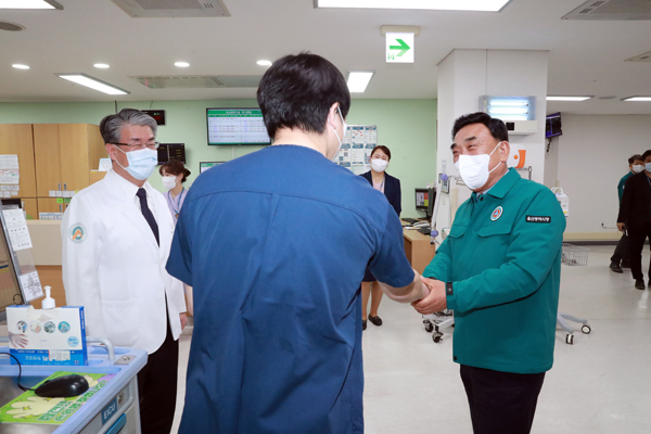 김두겸 울산시장이 23일 울산대병원을 방문해 비상진료체계 유지를 당부하고 근무중인  의료진들을 격려하고 있다.(사진=울산시)