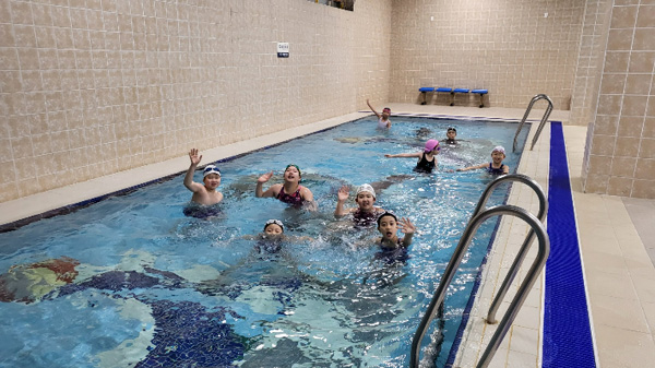 울산에서 유일하게 실내수영장이 있는 범서초는 희망 학생들을 신청받아 아침 수영을 운영하고 있다.